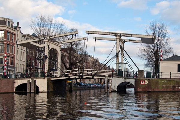 Typowy most zwodzony w Amsterdamie