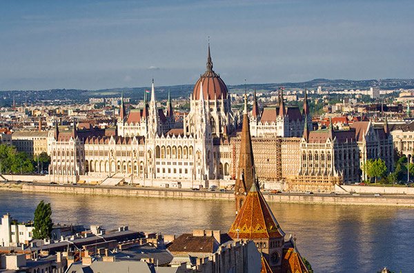 Budapeszt - stolica Węgier. Rzeka Dunaj i ikona miasta - budynek Parlamentu