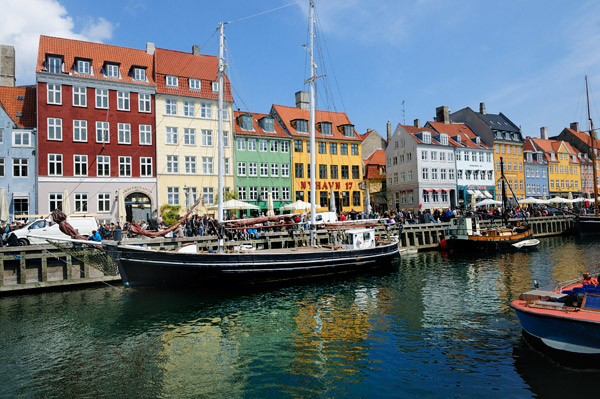 Kopenhaga - ikona miasta - barwne kamieniczki Nyhavn